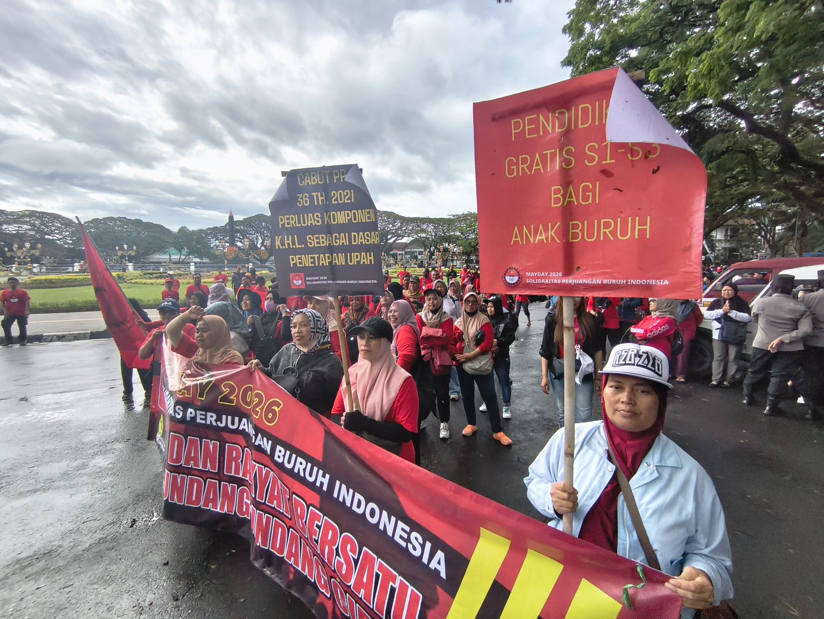 Buruh Kota Malang Turun Jalan Saat May Day, Tuntut Kepastian Kerja dan Tolak UU Cipta Kerja