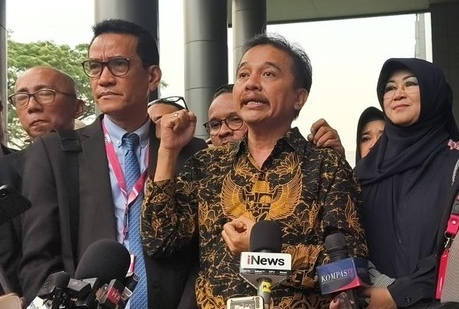 Roy Suryo dan Dokter Tifa Tak Ditahan dalam Kasus Ijazah Jokowi, Wajib Lapor Setiap Pekan Roy Suryo dan Dokter Tifa Tak Ditahan dalam Kasus Ijazah Jokowi, Wajib Lapor Setiap Pekan