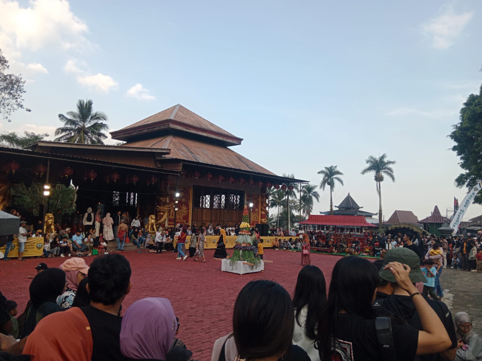 Tradisi Hidup, Budaya Lestari: Ribuan Mata Saksikan Puncak Festival 1 Suro 2026 Gunung Kawi Tradisi Hidup, Budaya Lestari: Ribuan Mata Saksikan Puncak Festival 1 Suro 2026 Gunung Kawi