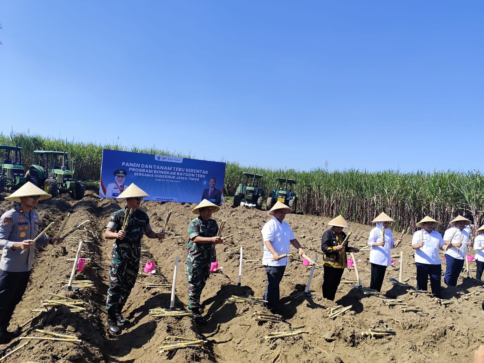 Gubernur Khofifah Pimpin Panen dan Tanam Tebu Serempak di Malang, Tegaskan Komitmen Jatim Menuju Swasembada Gula Nasional