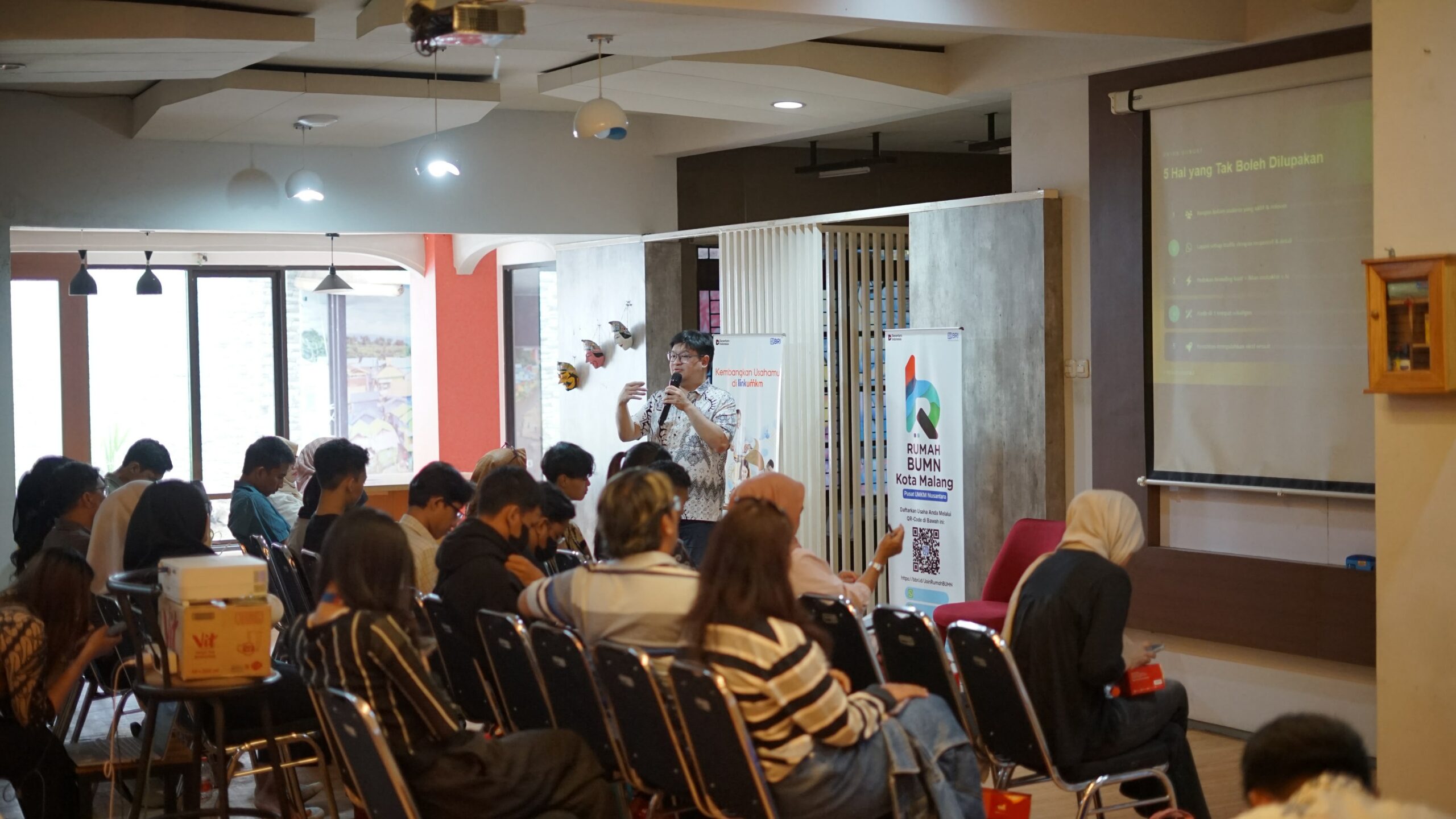 Rumah BUMN Kota Malang Gelar Workshop Branding dan Digital Marketing dalam Program SRAWUNG untuk Perkuat Daya Saing UMKM Rumah BUMN Kota Malang Gelar Workshop Branding dan Digital Marketing dalam Program SRAWUNG untuk Perkuat Daya Saing UMKM