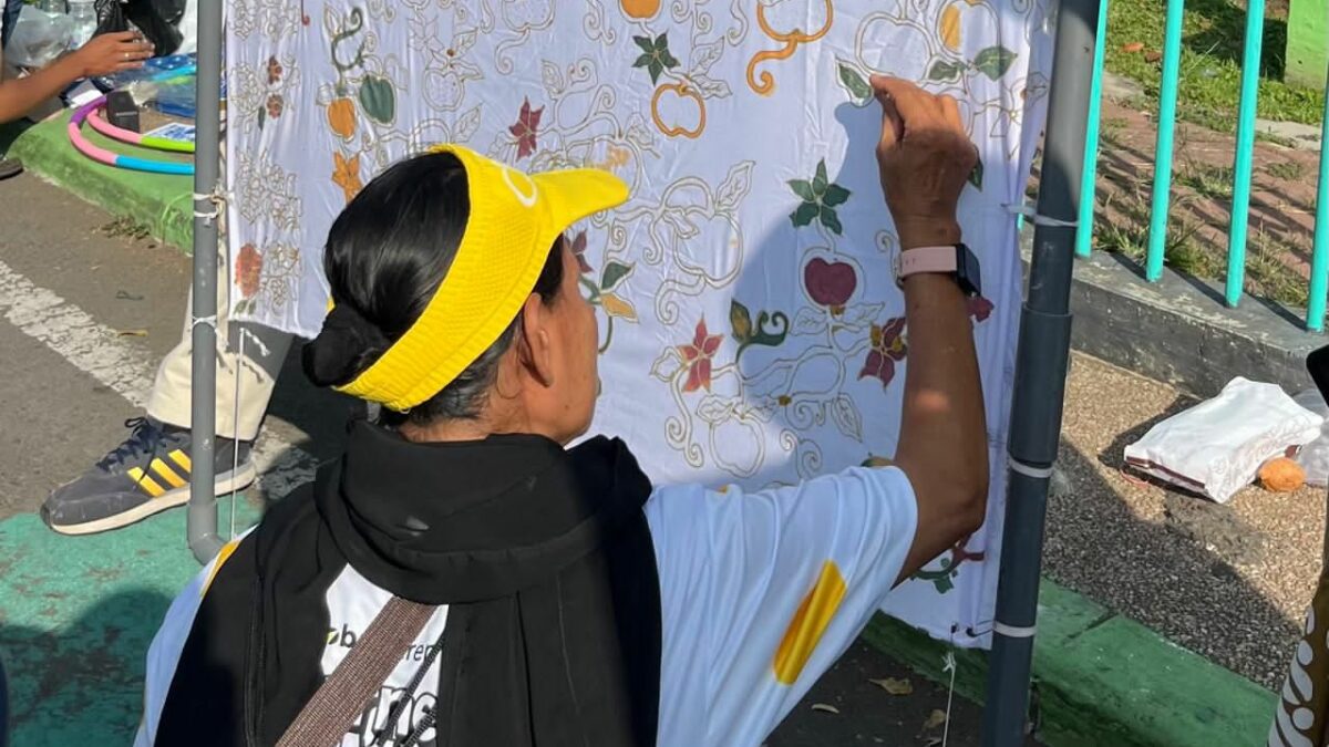 Mahasiswa UMM Kenalkan Batik SWARA Lintang, Pengunjung CFD Mewarnai Motif Batik