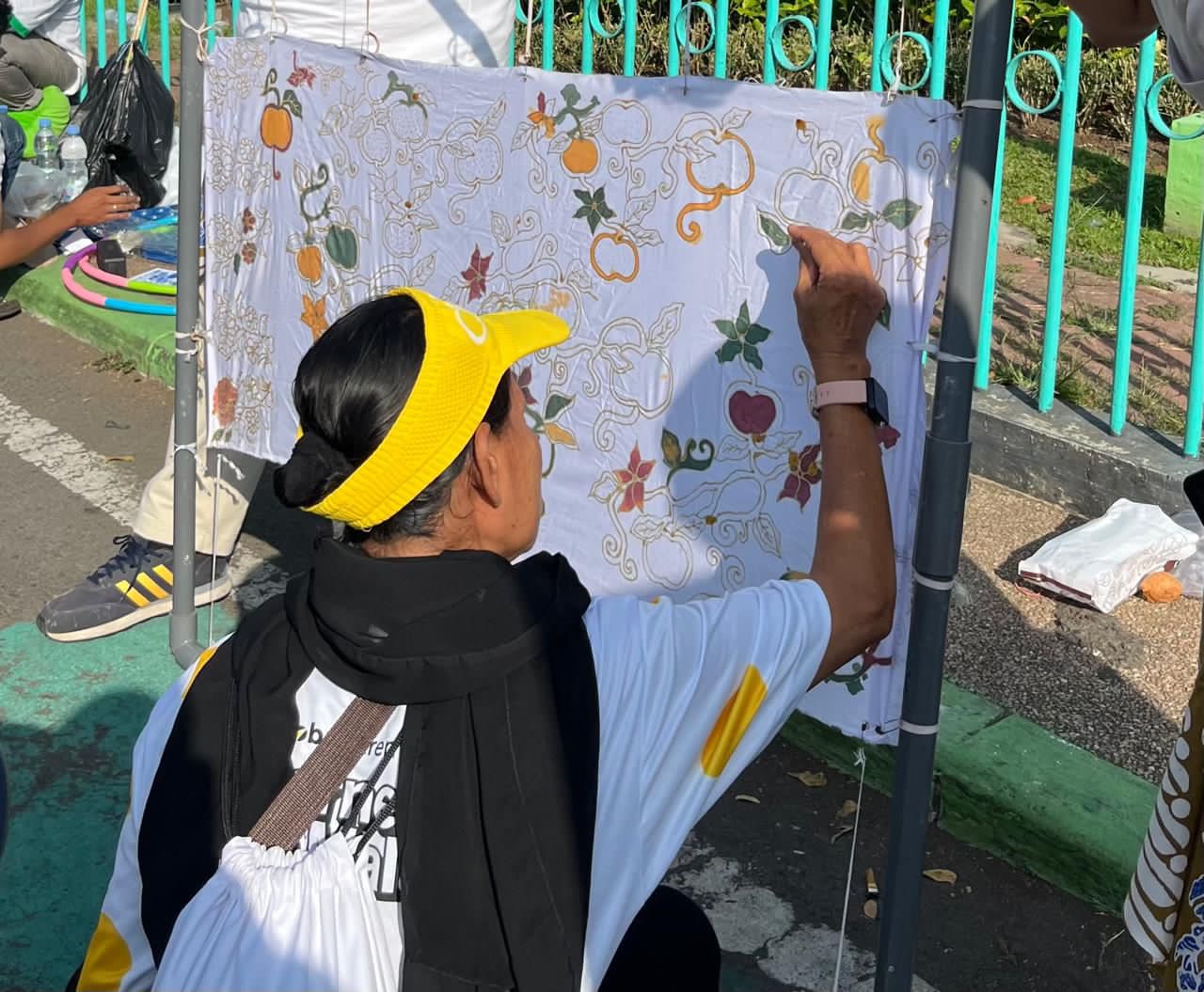 Mahasiswa UMM Kenalkan Batik SWARA Lintang, Pengunjung CFD Mewarnai Motif Batik