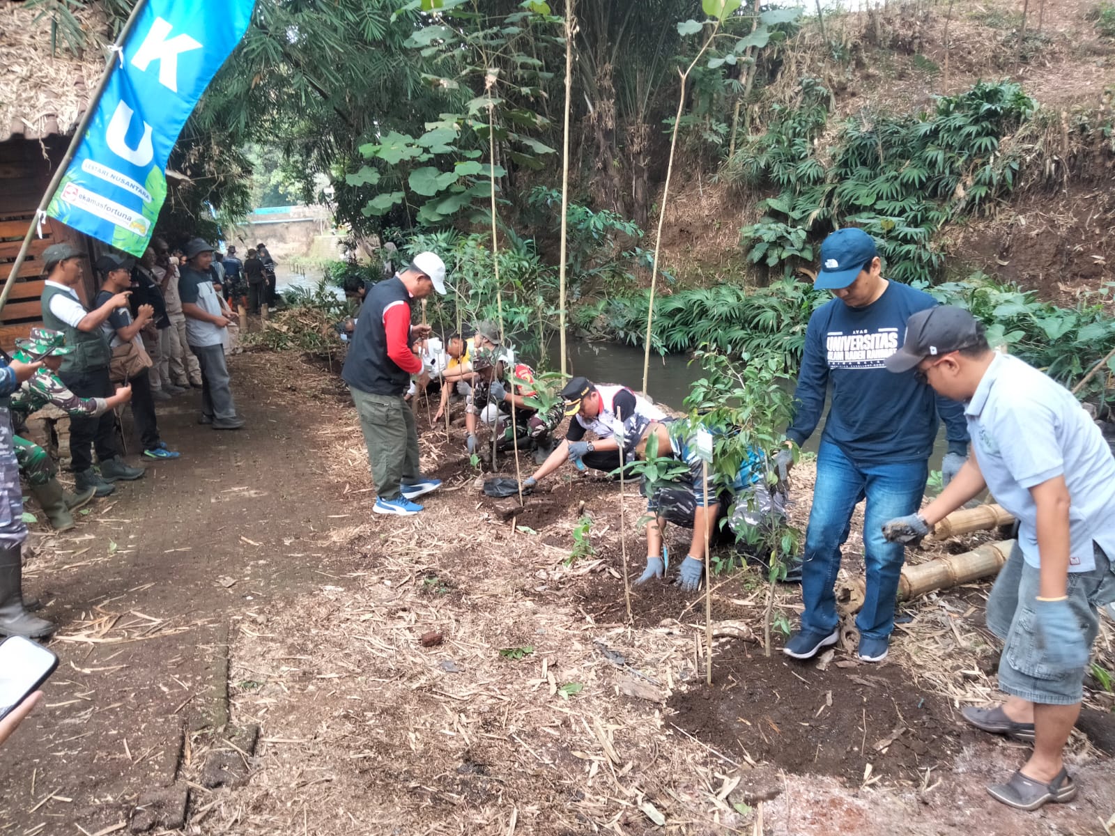 Pakisaji Perkuat Gerakan Cinta Lingkungan Lewat Bersih Sungai, Tanam Pohon, dan Tebar Ikan
