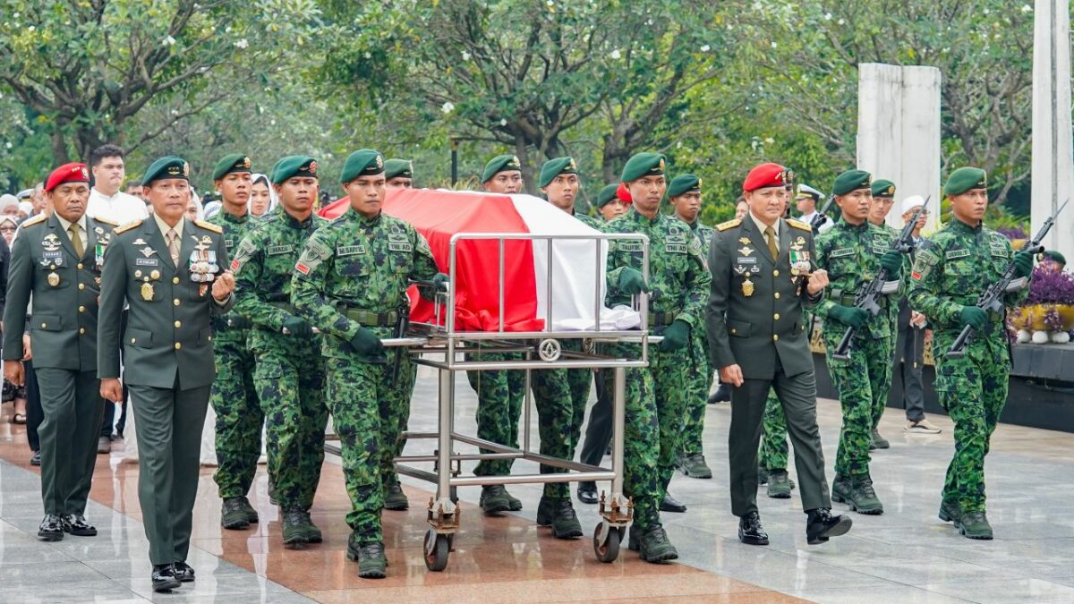 Pangkostrad Hadiri Pemakaman Militer Jenderal TNI (Purn.) Ryamizard Ryacudu di TMP Kalibata