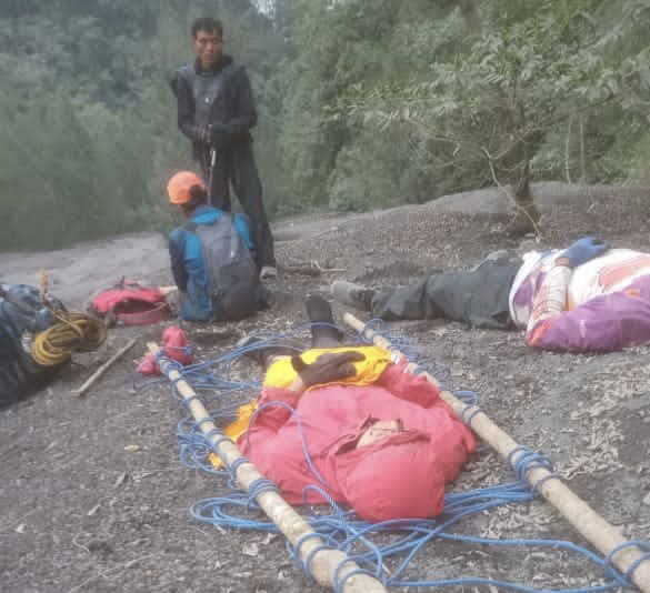 Pendaki Ilegal Semeru Terjatuh, Evakuasi Dramatis Terkendala Medan Curam