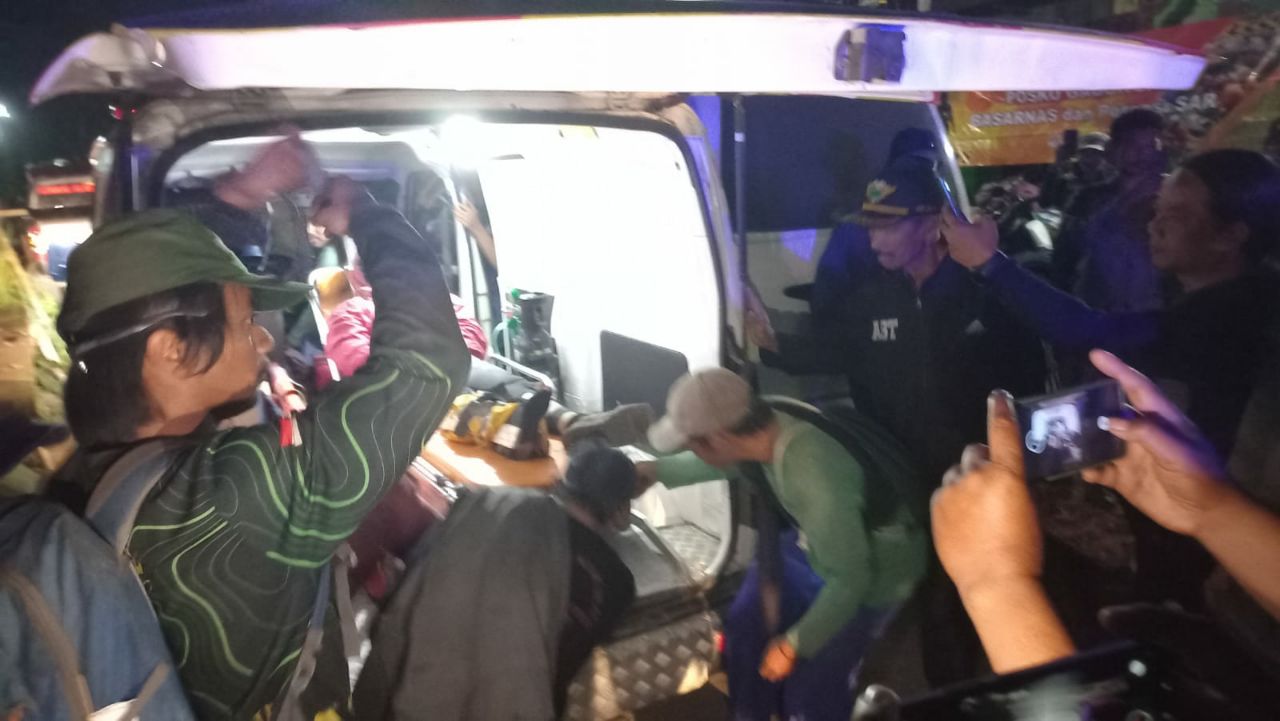 Evakuasi Tuntas, Tiga Pendaki Ilegal Gunung Semeru Berhasil Dievakuasi Tim Gabungan