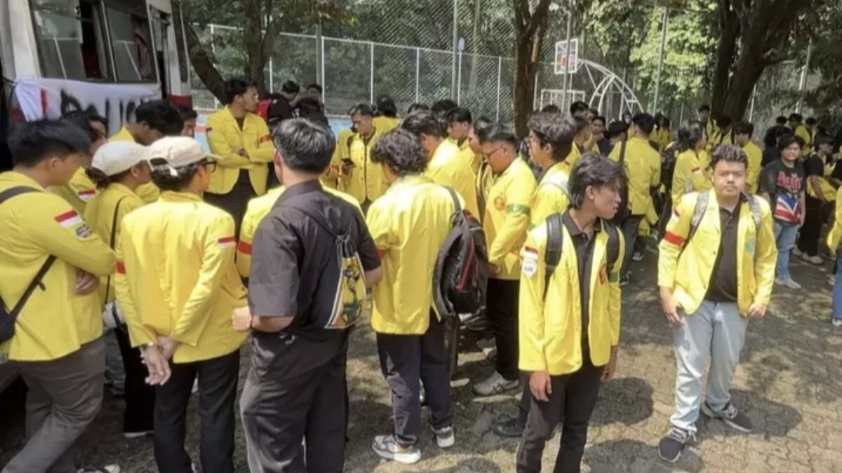Mahasiswa UI Tertahan di Semanggi, Tolak Dipindah ke DPR dan Tetap Bersikeras Menuju Bundaran HI