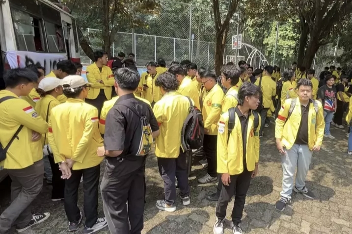 Mahasiswa UI Tertahan di Semanggi, Tolak Dipindah ke DPR dan Tetap Bersikeras Menuju Bundaran HI Mahasiswa UI Tertahan di Semanggi, Tolak Dipindah ke DPR dan Tetap Bersikeras Menuju Bundaran HI
