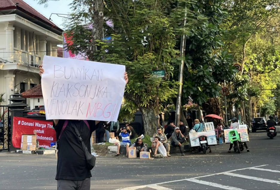 Aksi Simbolik Klakson Menggema di Kota Malang, Warga dan Ojol Dukung Penghentian Program MBG Aksi Simbolik Klakson Menggema di Kota Malang, Warga dan Ojol Dukung Penghentian Program MBG