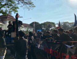 AMARAH Brawijaya Gruduk DPRD Kota Malang, Teriakkan Indonesia Gawat Darurat