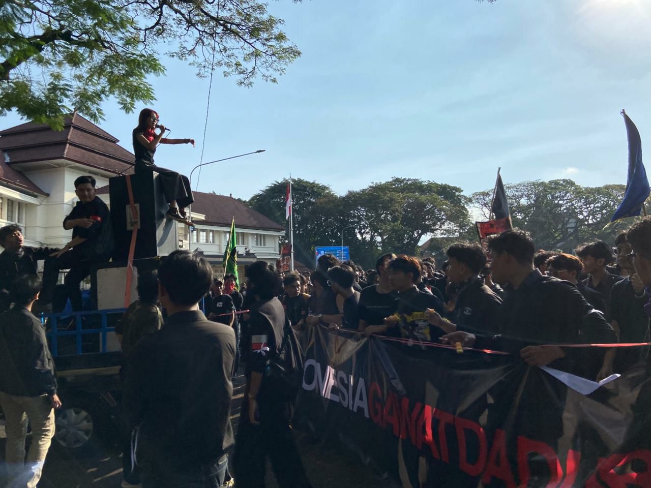 AMARAH Brawijaya Gruduk DPRD Kota Malang, Teriakkan Indonesia Gawat Darurat AMARAH Brawijaya Gruduk DPRD Kota Malang, Teriakkan Indonesia Gawat Darurat