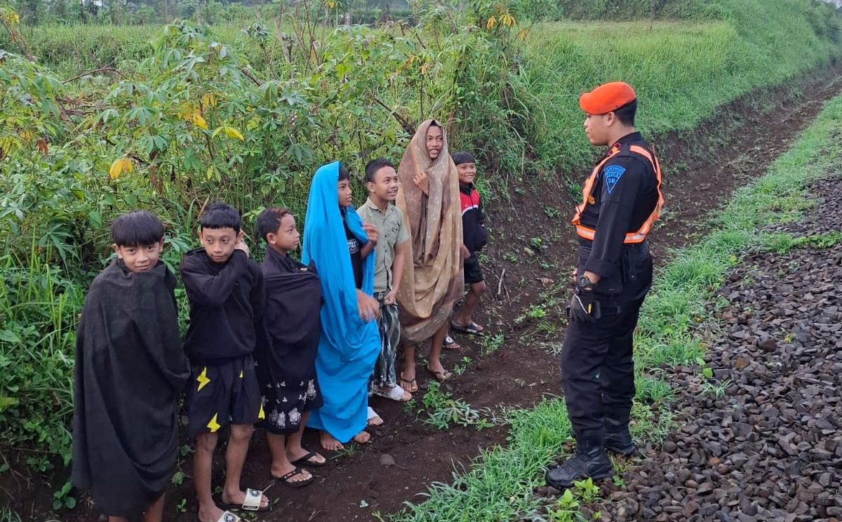 Libur Sekolah, KAI Daop 8 Surabaya Ingatkan Anak-Anak Malang Jangan Bermain di Rel Kereta Api Libur Sekolah, KAI Daop 8 Surabaya Ingatkan Anak-Anak Malang Jangan Bermain di Rel Kereta Api