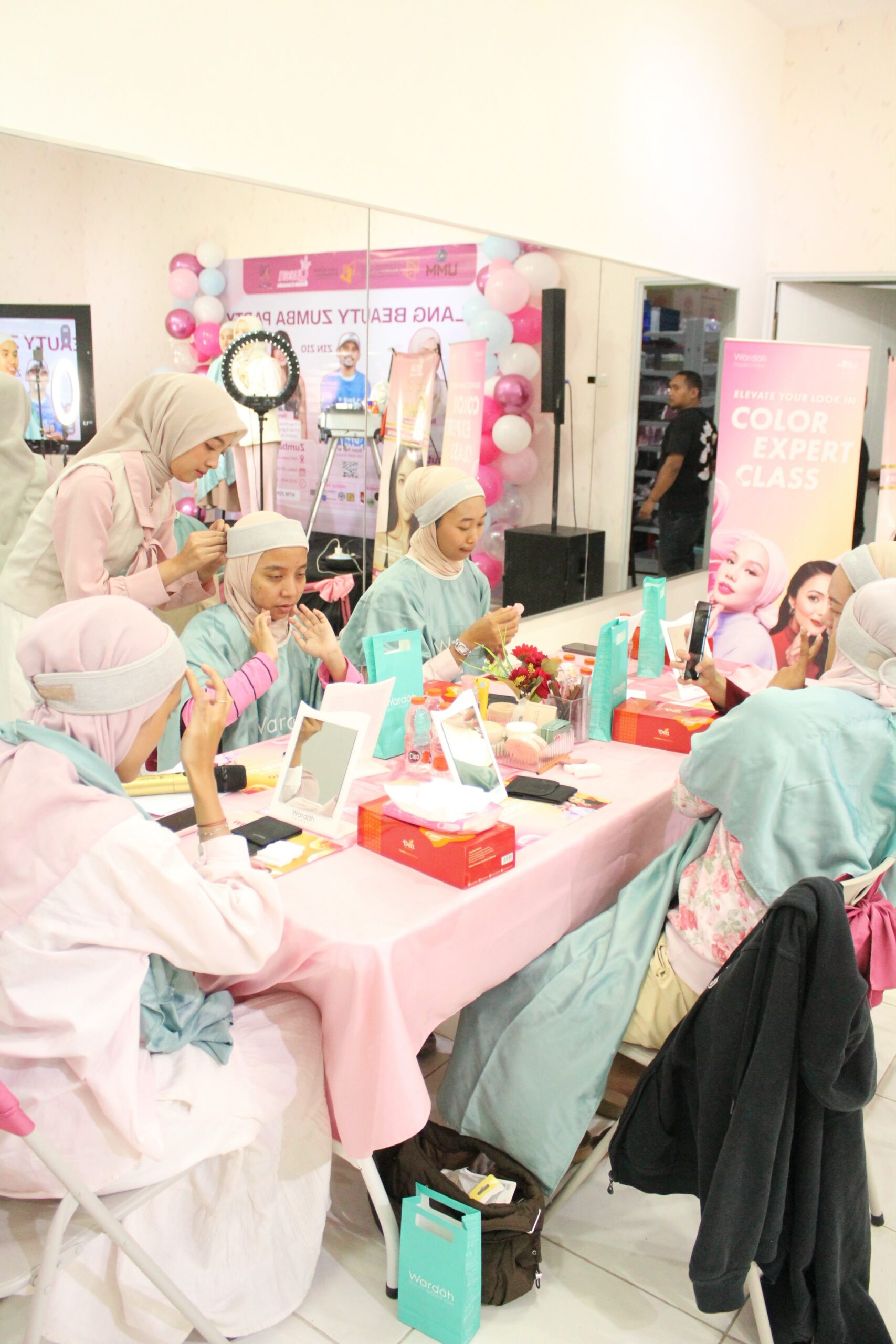 Queen Beauty Experience, Kreativitas Mahasiswa Ilmu Komunikasi UMM Dalam Mengemas Brand Activation yang Bermakna Queen Beauty Experience, Kreativitas Mahasiswa Ilmu Komunikasi UMM Dalam Mengemas Brand Activation yang Bermakna