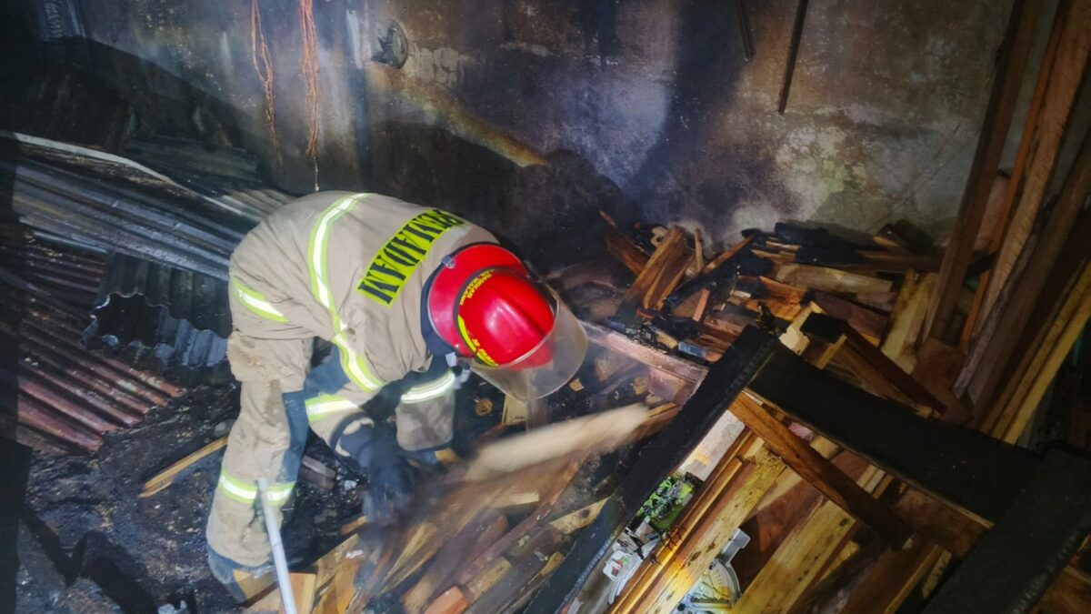 Diduga Akibat  Korsleting Listrik, Gudang Mebel di Singosari Terbakar 