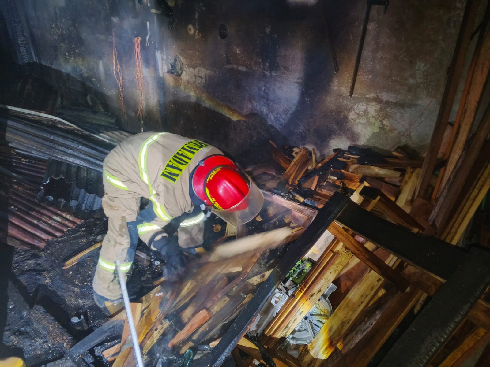 Diduga Akibat Korsleting Listrik, Gudang Mebel di Singosari Terbakar Diduga Akibat Korsleting Listrik, Gudang Mebel di Singosari Terbakar