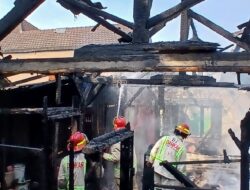 Lupa Matikan Kompor, Rumah Berbahan Anyaman Bambu di Kepanjen Ludes Dilalap Api
