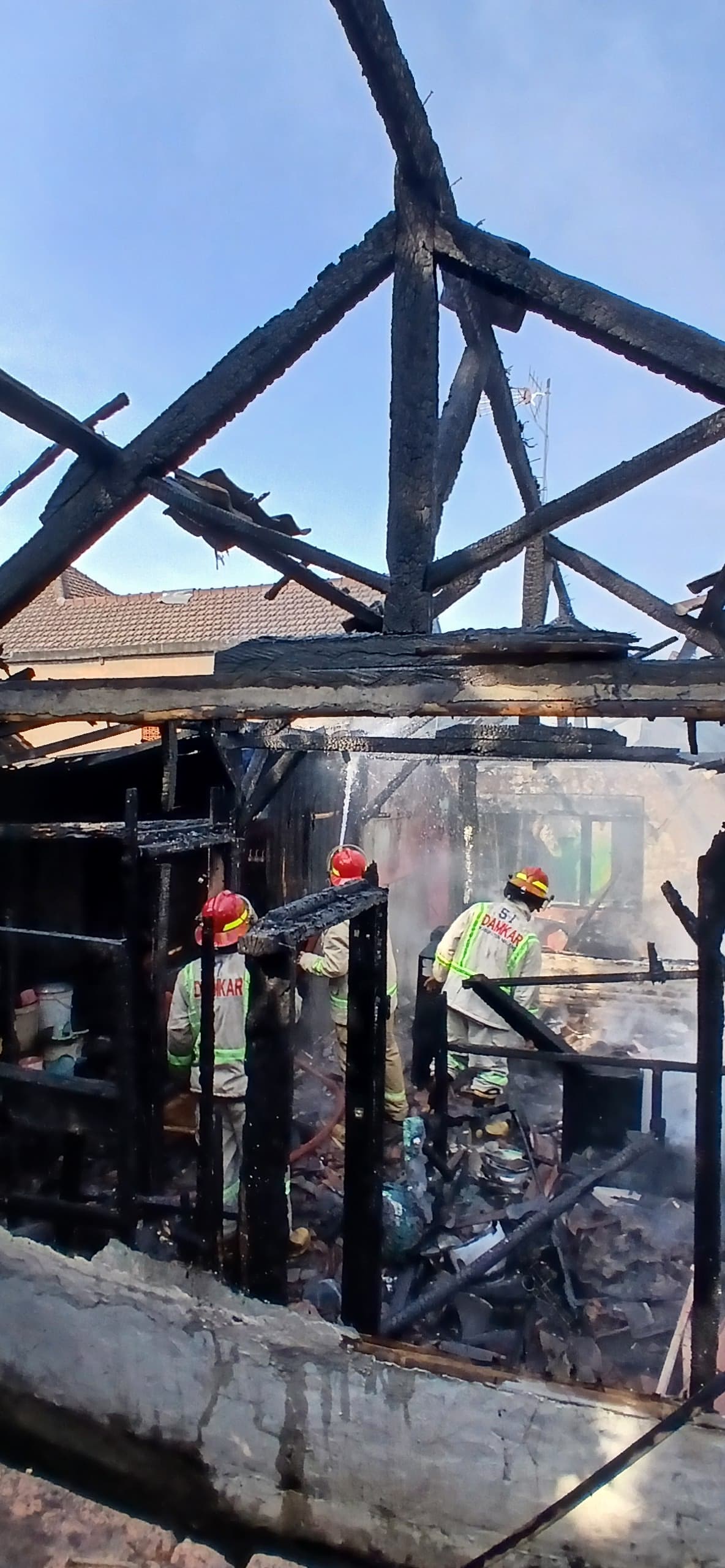 Lupa Matikan Kompor, Rumah Berbahan Anyaman Bambu di Kepanjen Ludes Dilalap Api Lupa Matikan Kompor, Rumah Berbahan Anyaman Bambu di Kepanjen Ludes Dilalap Api