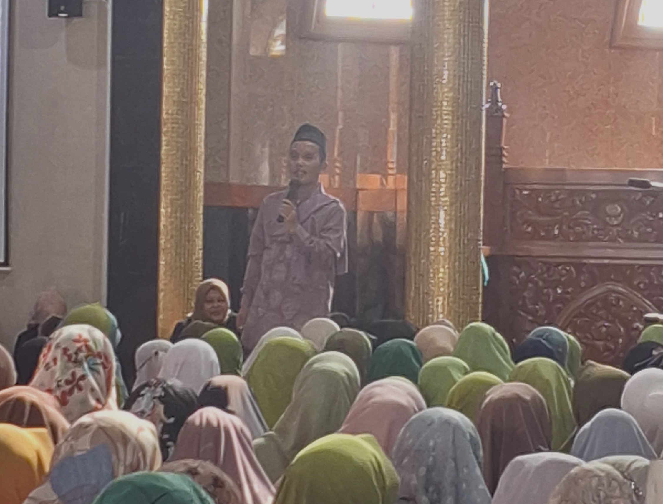 Ribuan Jemaah Hadiri Pengajian Akbar di Lawang, Ustaz Maulana Ajak Umat Menumbuhkan Syukur dalam Setiap Keadaan Ribuan Jemaah Hadiri Pengajian Akbar di Lawang, Ustaz Maulana Ajak Umat Menumbuhkan Syukur dalam Setiap Keadaan