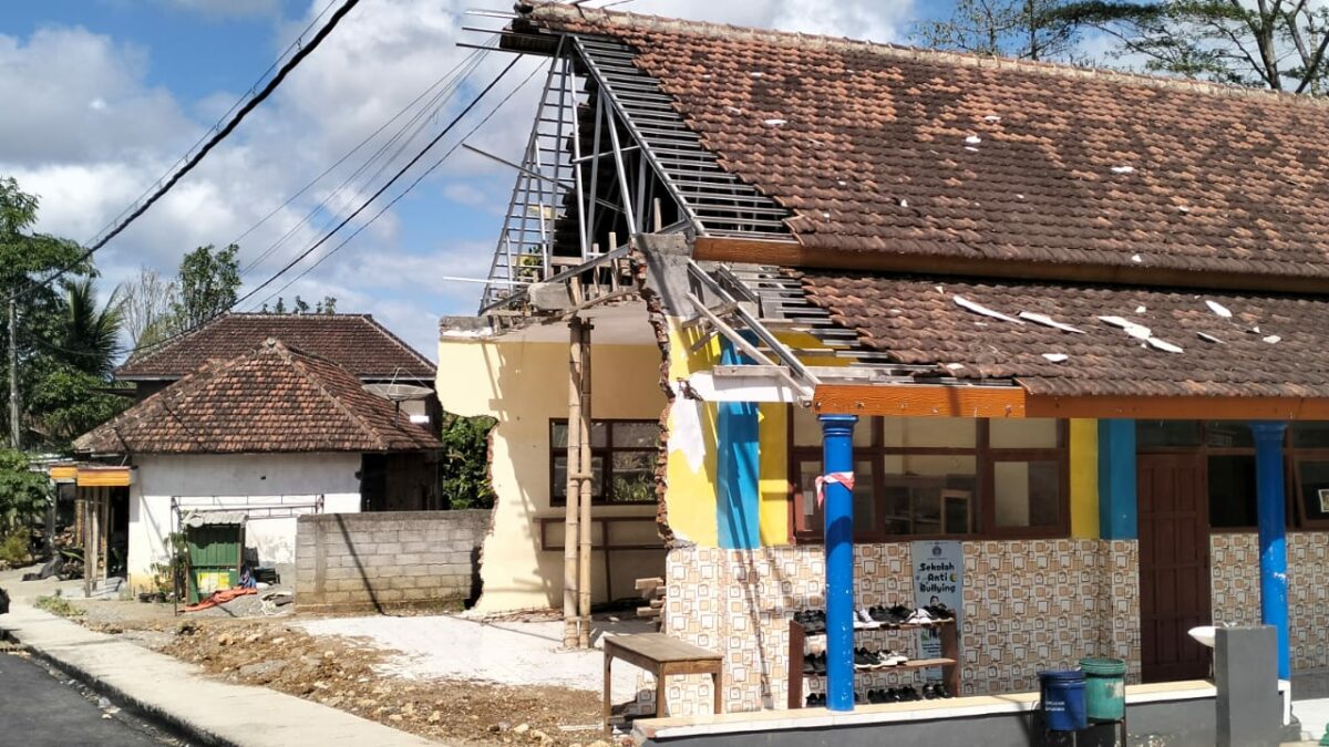 Ironis, Ruang Kelas Tergusur Proyek Jalan,  Siswa SDN 1 Srigonco Terpaksa Belajar di Laboratorium