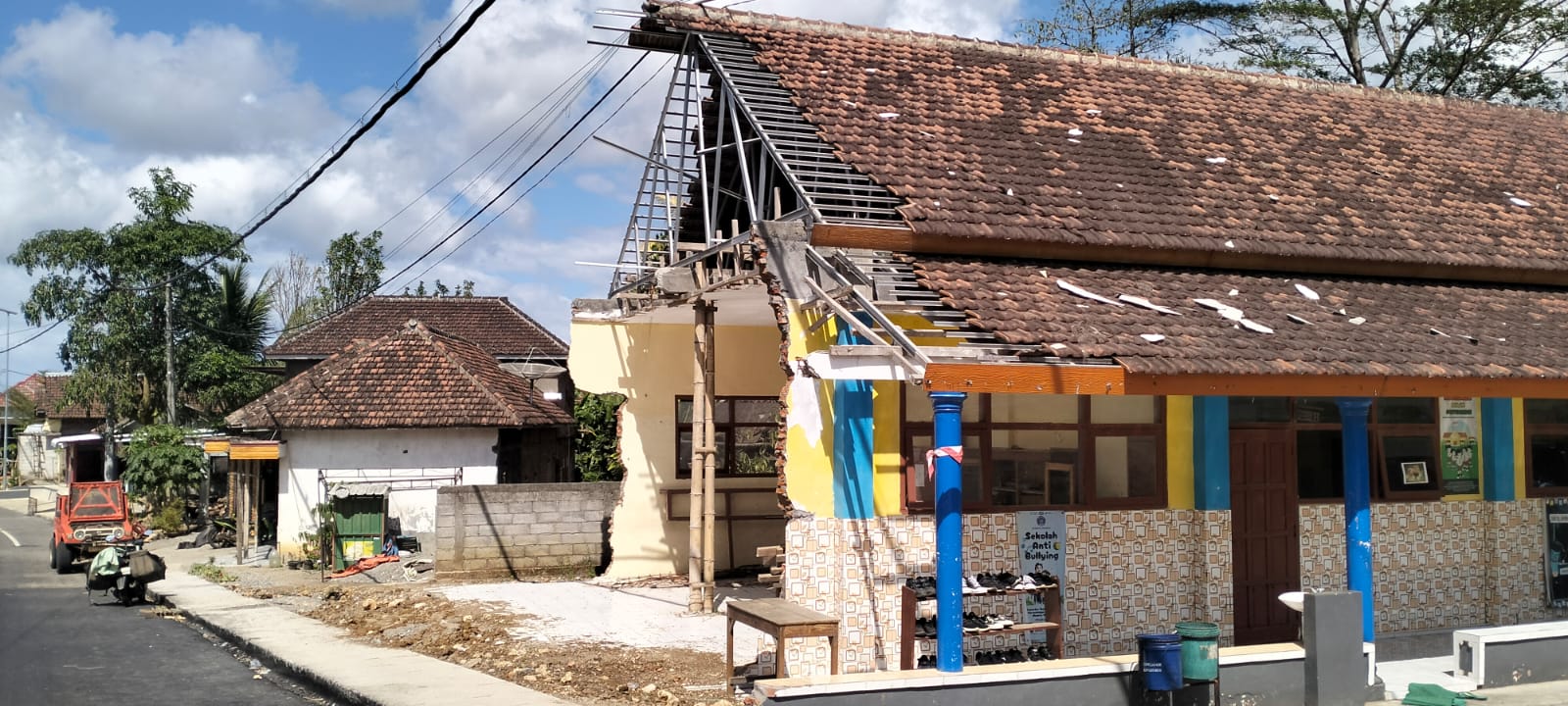 Ironis, Ruang Kelas Tergusur Proyek Jalan, Siswa SDN 1 Srigonco Terpaksa Belajar di Laboratorium Ironis, Ruang Kelas Tergusur Proyek Jalan, Siswa SDN 1 Srigonco Terpaksa Belajar di Laboratorium