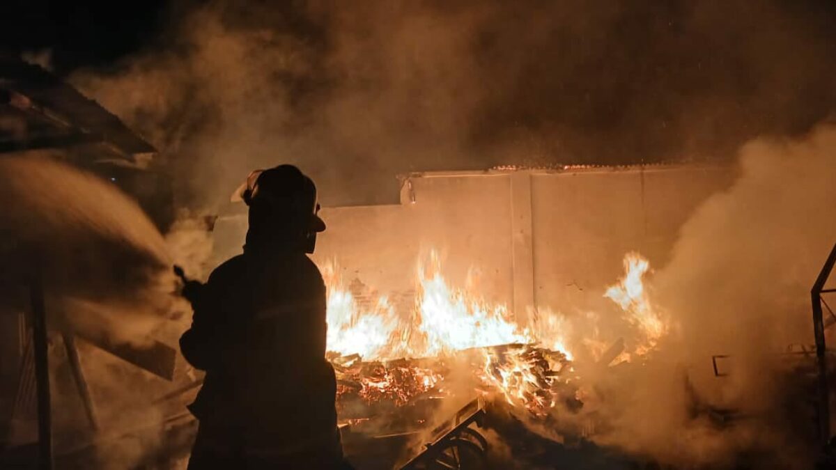 Kebakaran Pabrik Pallet di Wagir Berhasil Dipadamkan, Diduga Berawal dari Mesin Pemotong Kayu