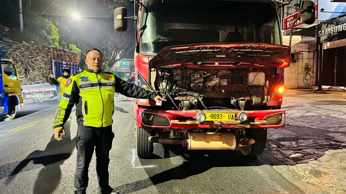 Pemotor Asal Madura Tewas Setelah Menabrak Truk Mogok yang Mogok