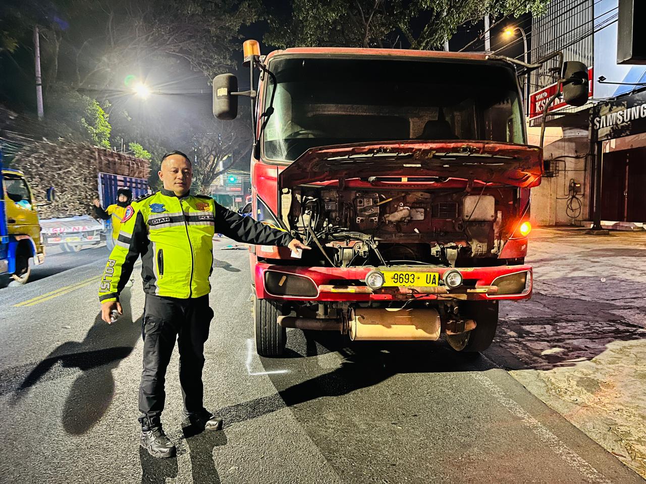 Kurang Hati-hati, Pemotor Asal Madura Tewas Setelah Menabrak Truk Mogok