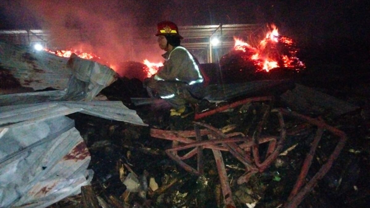 Gudang Kayu di Talangagung Terbakar, Api Cepat Membesar Dipicu Angin Kencang Gudang Kayu di Talangagung Terbakar, Api Cepat Membesar Dipicu Angin Kencang