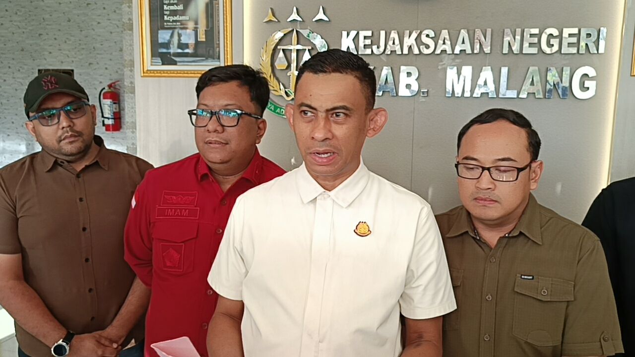 Kejaksaan Geledah Dinkes Kabupaten Malang, Usut Dugaan Korupsi Pengadaan Tujuh Ambulans Rp8,4 Miliar Kejaksaan Geledah Dinkes Kabupaten Malang, Usut Dugaan Korupsi Pengadaan Tujuh Ambulans Rp8,4 Miliar