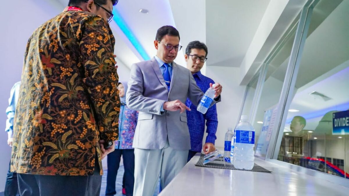 Kepala BPOM Tinjau Pabrik PT Amerta Indah Otsuka, Pastikan Manajemen Risiko Keamanan Pangan Berjalan