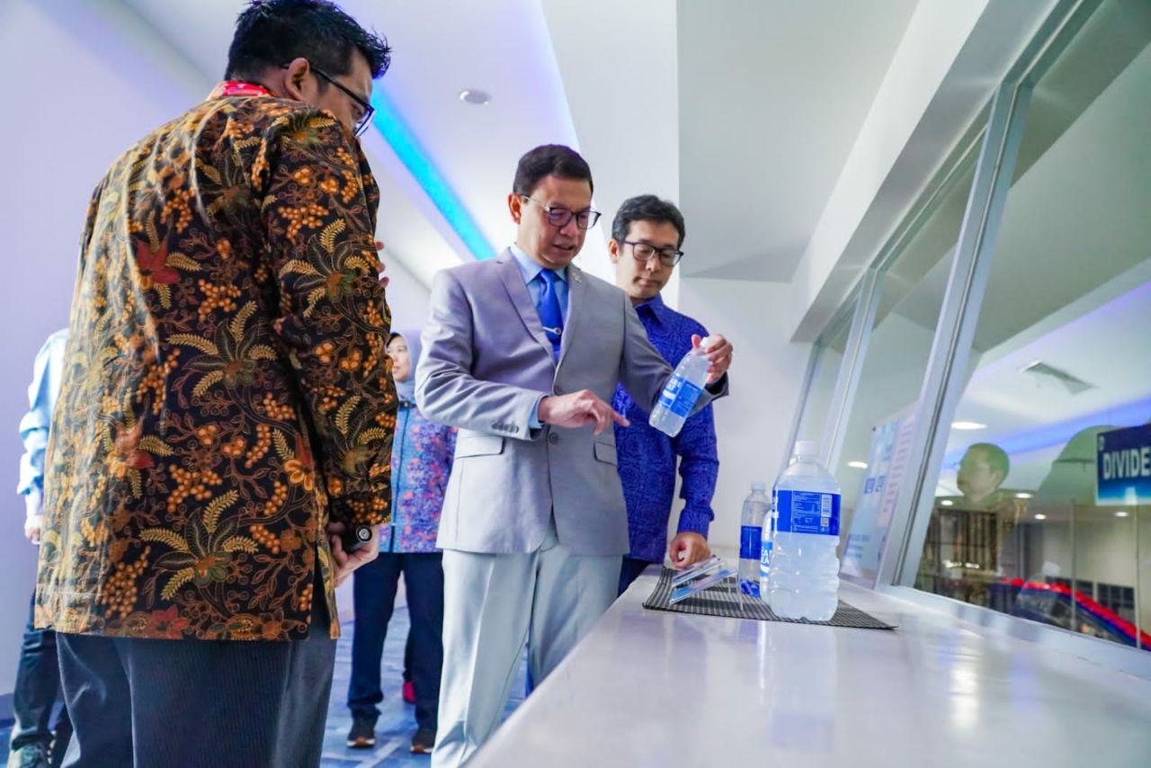 Kepala BPOM Tinjau Pabrik PT Amerta Indah Otsuka, Pastikan Manajemen Risiko Keamanan Pangan Berjalan Kepala BPOM Tinjau Pabrik PT Amerta Indah Otsuka, Pastikan Manajemen Risiko Keamanan Pangan Berjalan