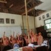 Plafon Disangga Bambu, Siswa SDN 2 Klepu Belajar di Bawah Ancaman Bangunan Ambruk