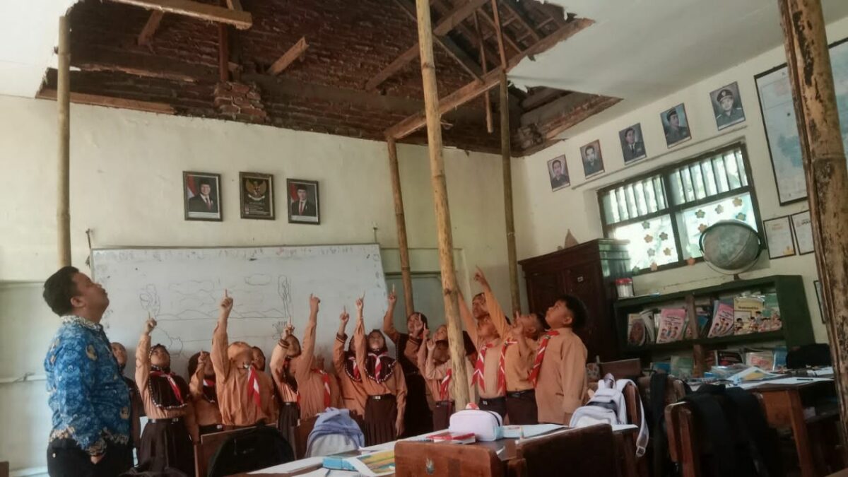 Plafon Disangga Bambu, Siswa SDN 2 Klepu Belajar di Bawah Ancaman Bangunan Ambruk