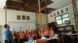 Plafon Disangga Bambu, Siswa SDN 2 Klepu Belajar di Bawah Ancaman Bangunan Ambruk