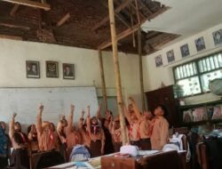 Plafon Kelas SDN 2 Klepu Disangga Bambu, Bupati Malang Janjikan Perbaikan Lewat PAK
