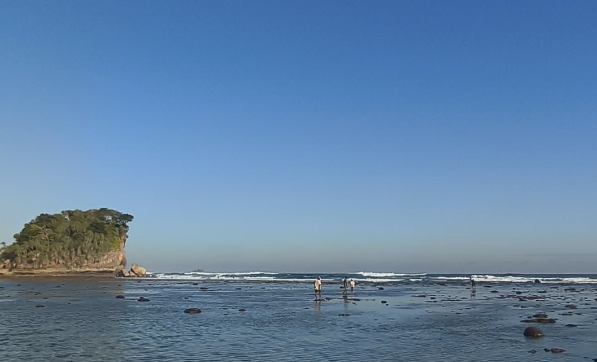 Libur Sekolah ke Malang Selatan? Pantai Tanjung Penyu Jadi Pilihan Wisata Kids Friendly untuk Keluarga