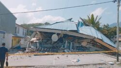 Pengungsi Kota Borong NTT Jual Besi Puing Gempa Demi Biaya Makan