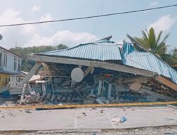 Pengungsi Kota Borong NTT Jual Besi Puing Gempa Demi Biaya Makan