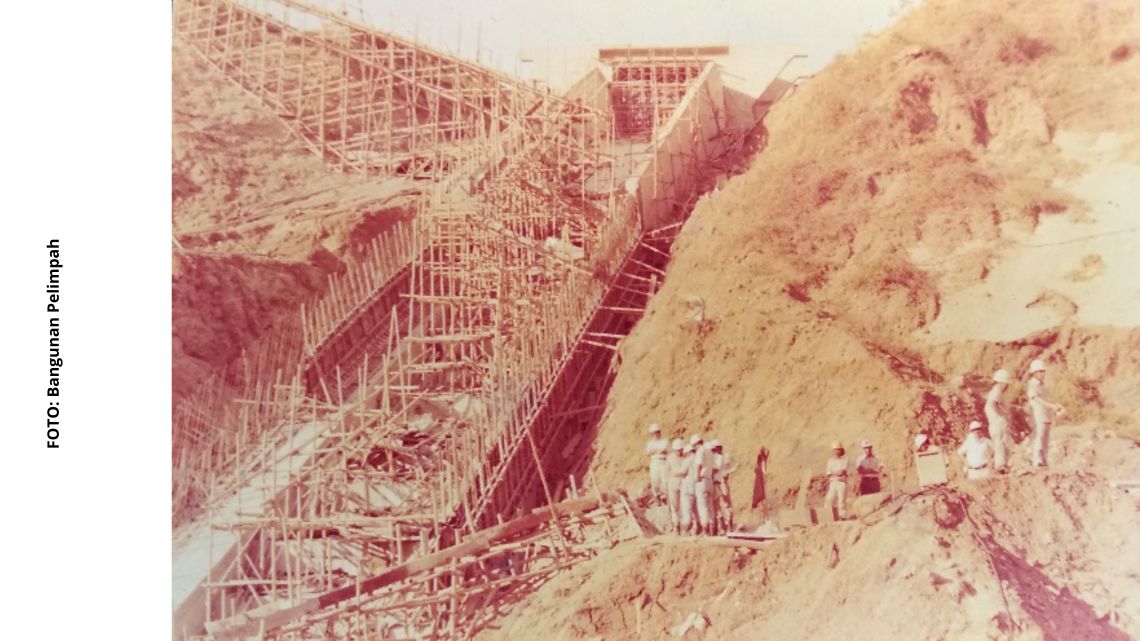 Foto historis pembangunan bangunan pelimpah Bendungan Lahor pada era 1970-an.