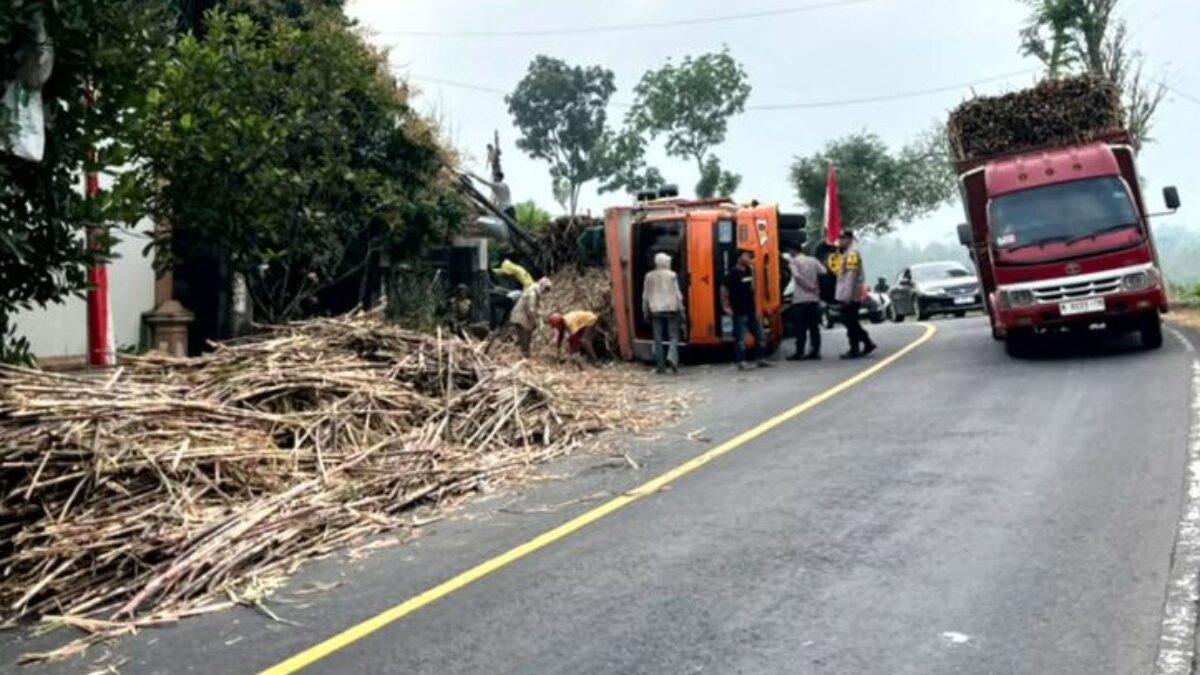 Truk Tebu Terguling di Jalur Blitar-Malang, Kemacetan Berlangsung 17 Jam