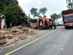 Truk Tebu Terguling di Jalur Blitar-Malang, Kemacetan Berlangsung 17 Jam