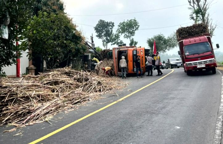 Truk Tebu Terguling di Jalur Blitar-Malang, Kemacetan Berlangsung 17 Jam Truk Tebu Terguling di Jalur Blitar-Malang, Kemacetan Berlangsung 17 Jam