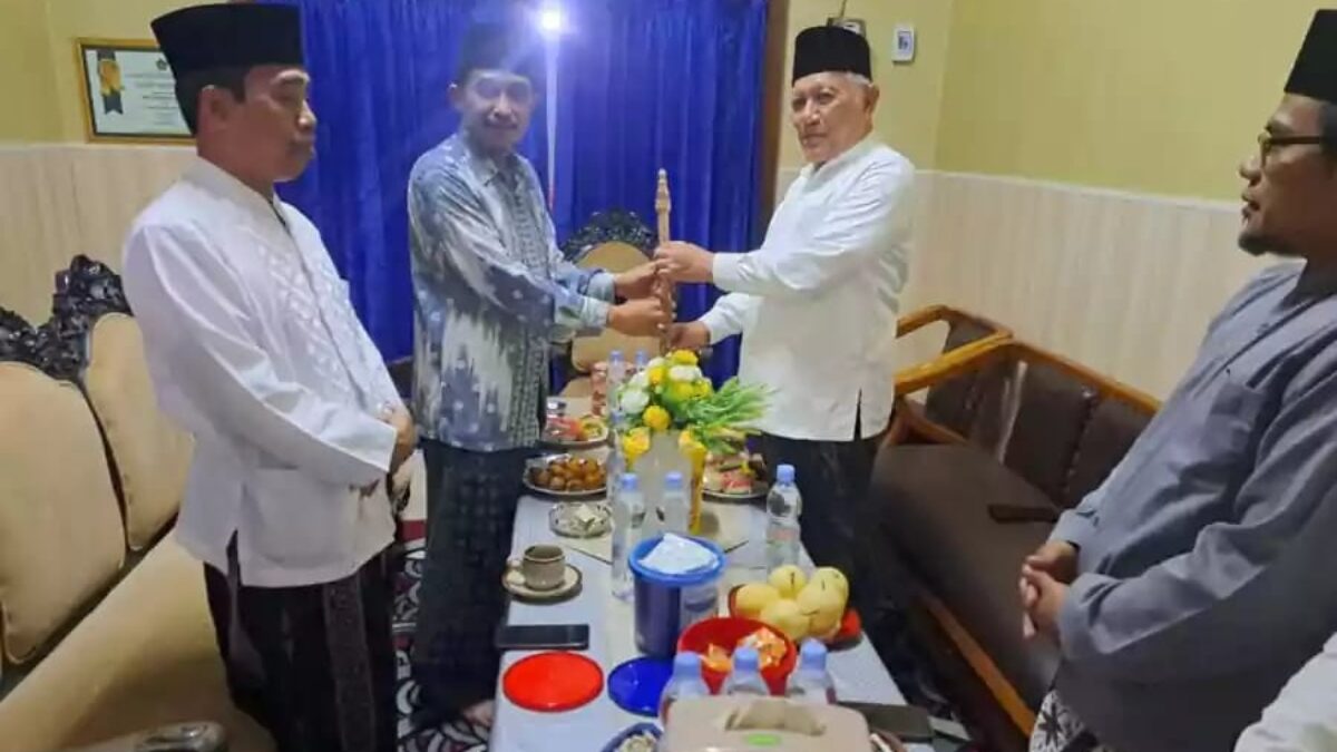 Tongkat Zaitun Pemberian Gus Thoriq Antar Gus Kikin Jabat Ketum PBNU