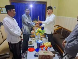 Tongkat Zaitun Pemberian Gus Thoriq Antar Gus Kikin Jabat Ketum PBNU