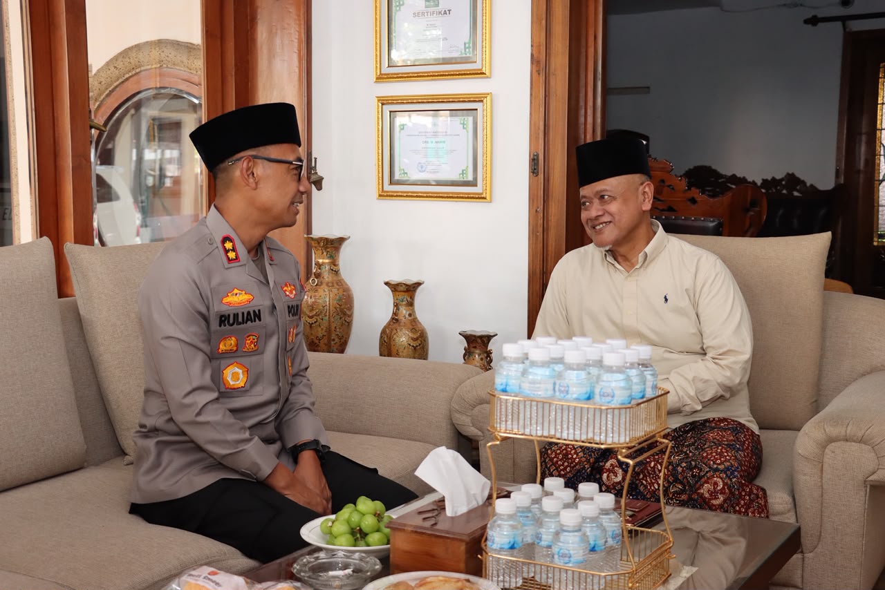 Perkuat Sinergitas Jaga Kamtibmas, Kapolres Malang Silaturahmi dengan Ketua PCNU Gus Hamim Perkuat Sinergitas Jaga Kamtibmas, Kapolres Malang Silaturahmi dengan Ketua PCNU Gus Hamim