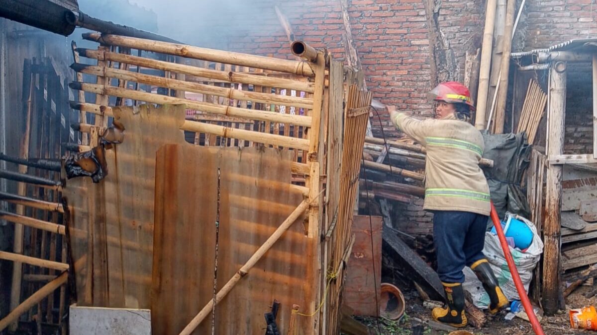Korsleting Listrik Hanguskan Dapur dan Gudang Kayu 