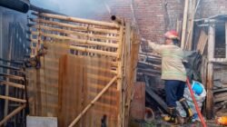 Korsleting Listrik Hanguskan Dapur dan Gudang Kayu 