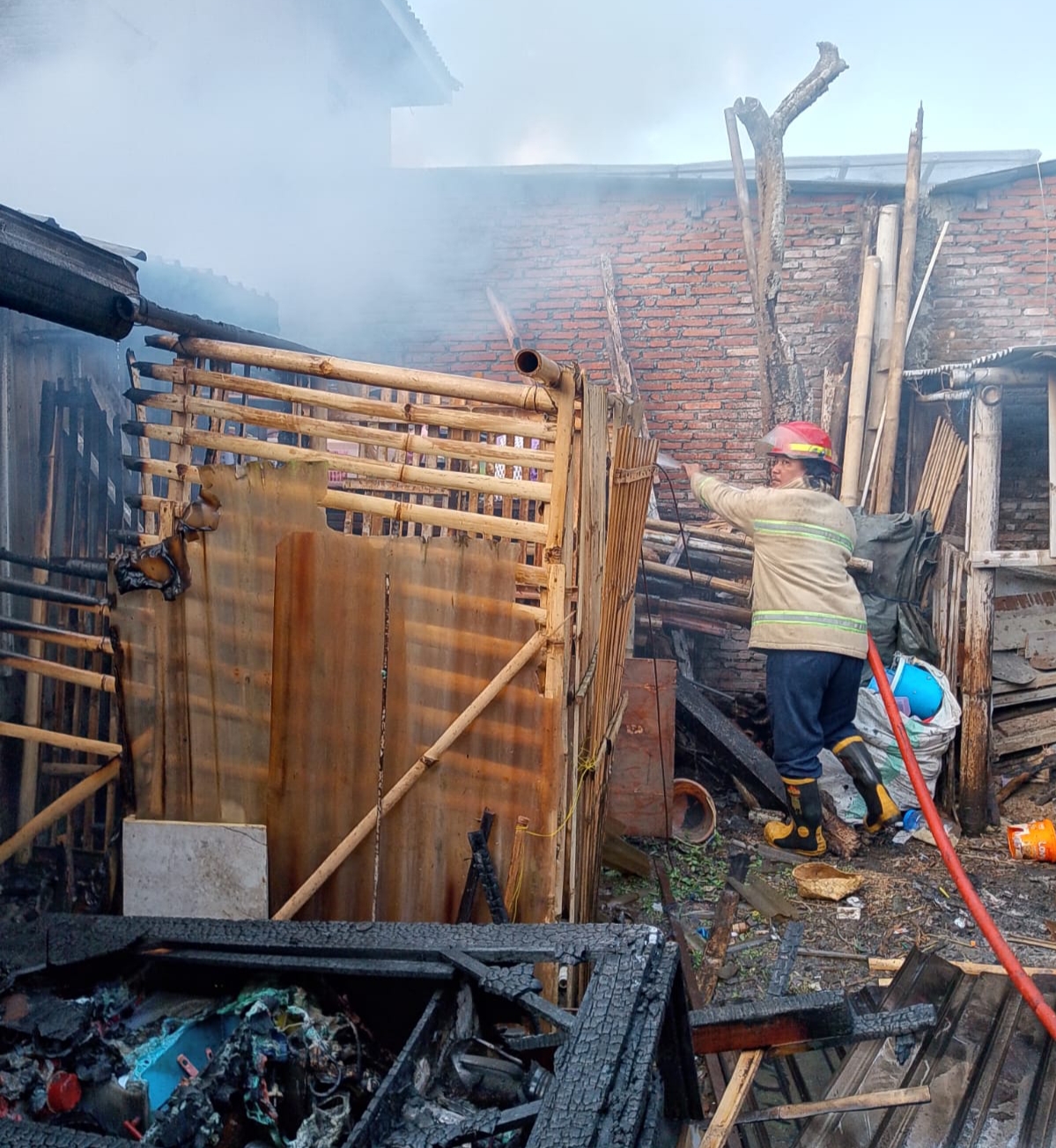Korsleting Listrik Hanguskan Dapur dan Gudang Kayu Korsleting Listrik Hanguskan Dapur dan Gudang Kayu