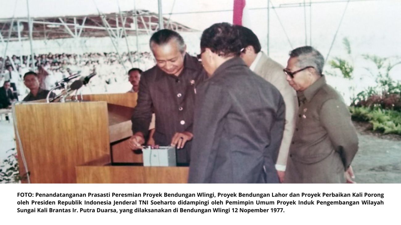Penandatanganan prasasti peresmian proyek Bendungan Lahor pada November 1977.